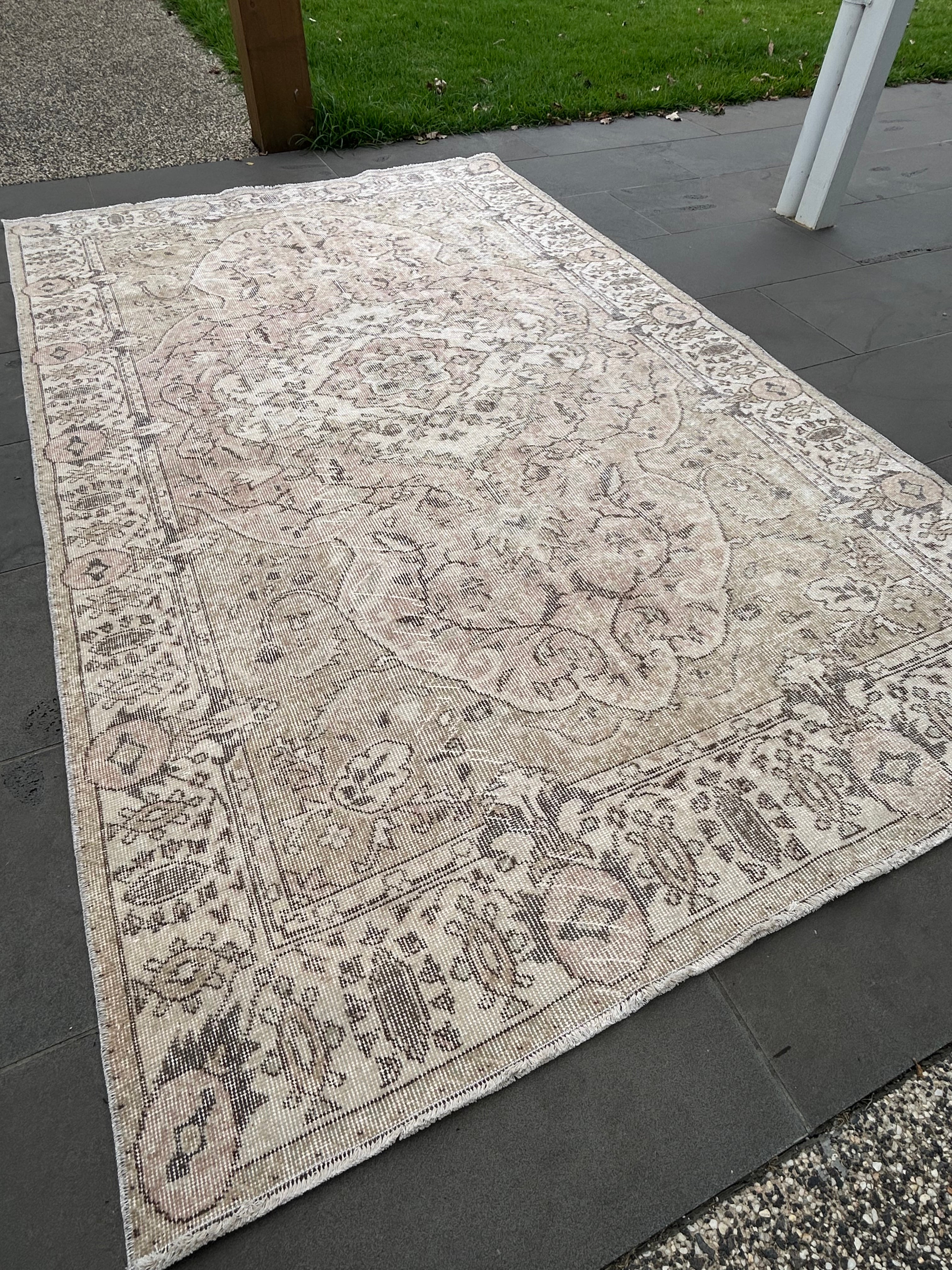 'Layla' - 166 x 267cm