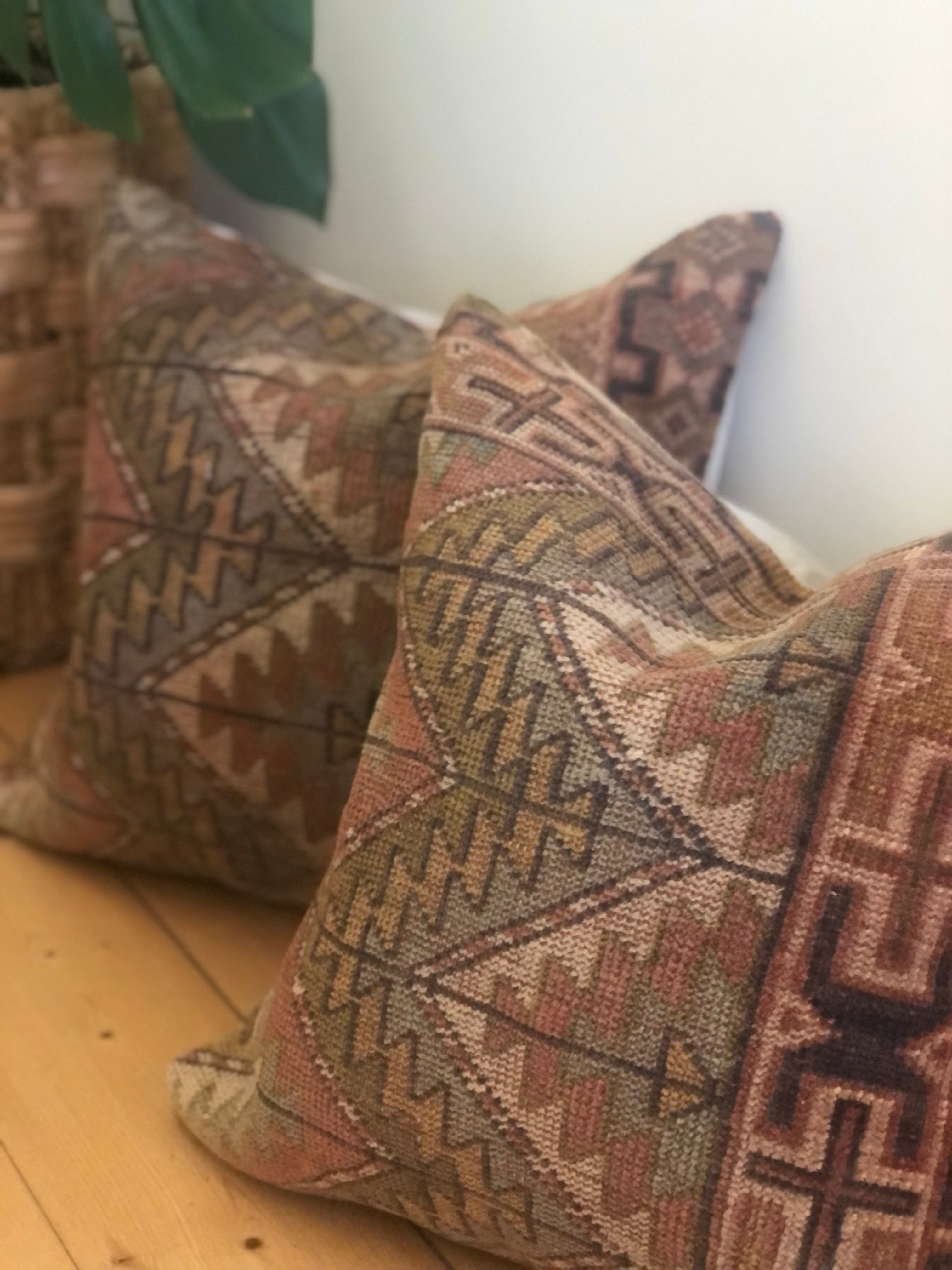 Pair of vintage cushions - multicoloured 50 x 50cm