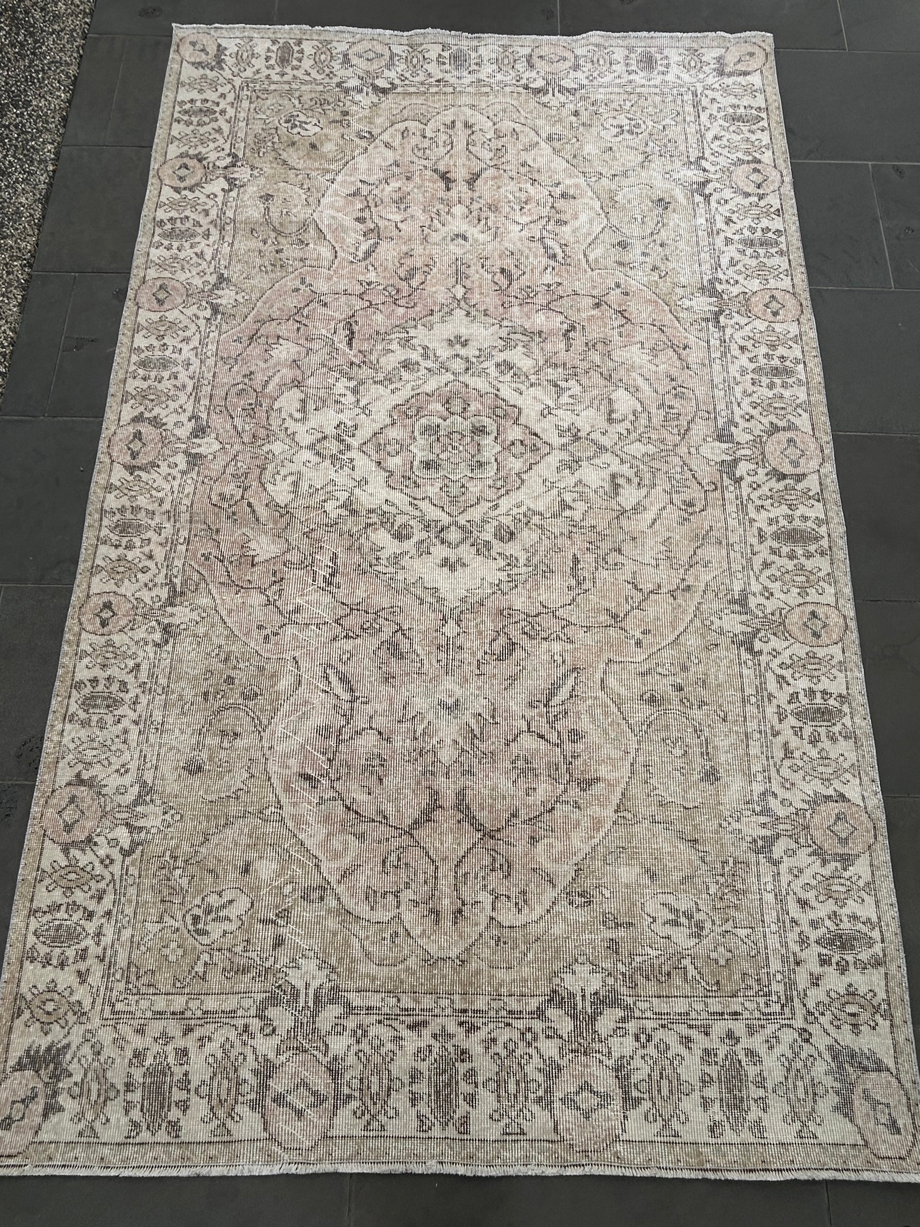 'Layla' - 166 x 267cm