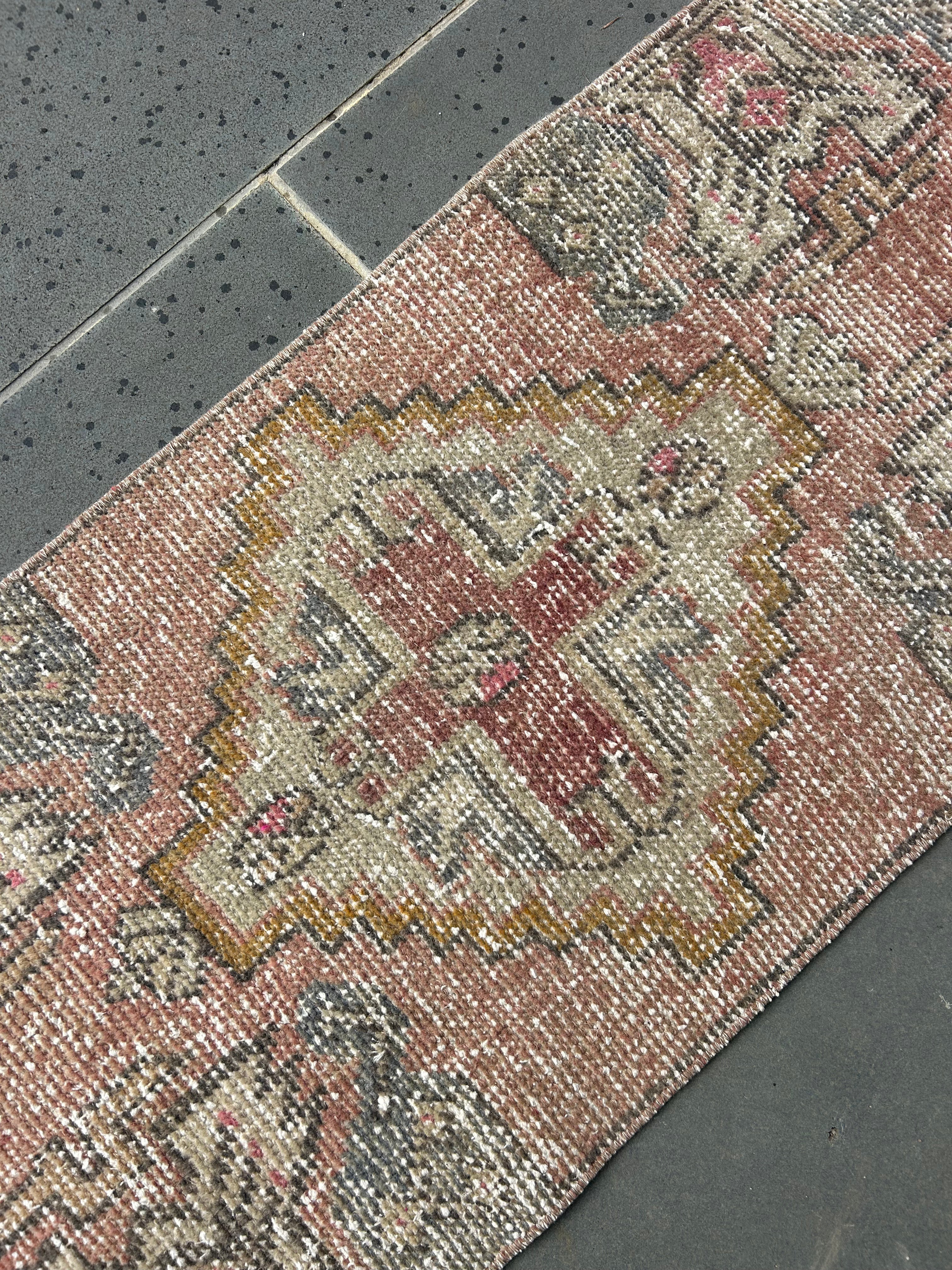 Mini rug 10 - 41 x 92cm